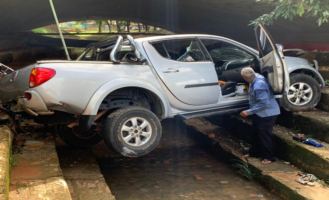 Caminhonete cai no canal da maternidade, em Rio Branco, após colisão 